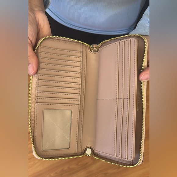 Michael Kors wallet - Picture 4 of 5